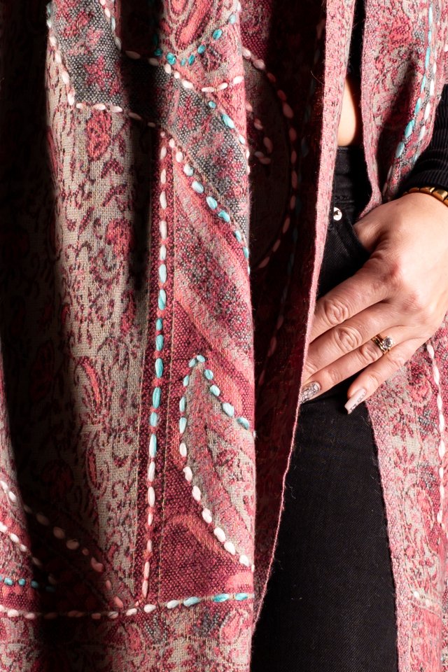 Sal roz-bej cu broderie hand made si blanita alba India