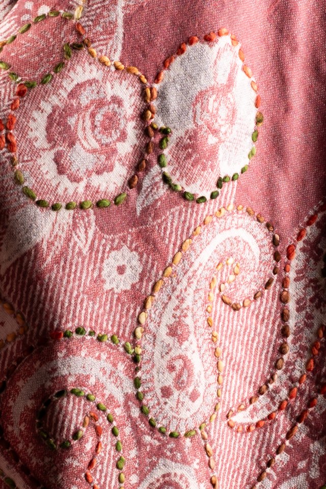 Sal roz-bej cu broderie hand made si blanita alba India