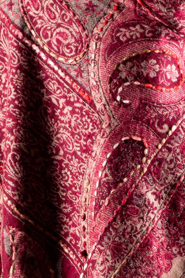 Sal rosu caramiziu cu broderie hand made si blanita roscata India