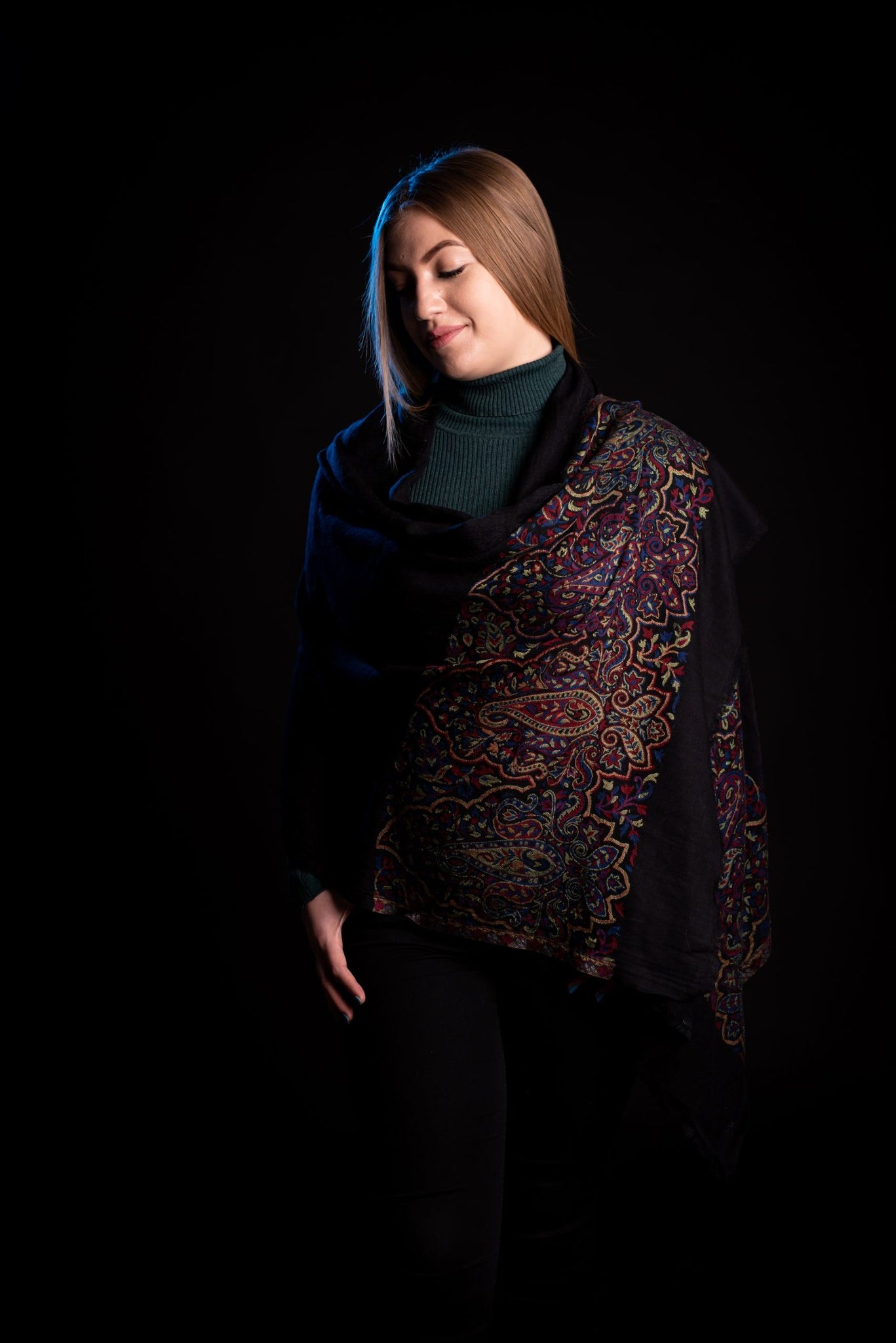 Esarfa-sal din lana pashmina negru cu broderie fina