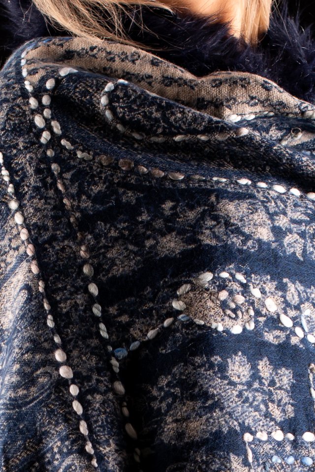 Sal gri deschis cu broderie hand made si blanita alba India