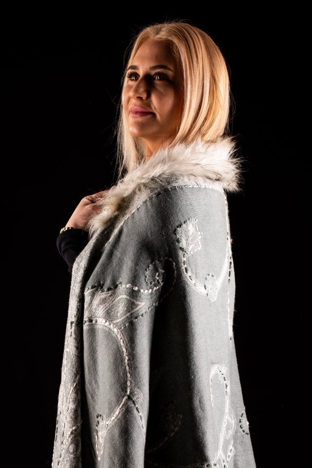 Sal gri deschis cu broderie hand made si blanita alba India